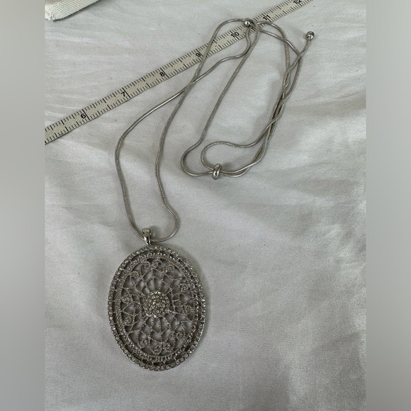 Long silvertone oval filigree rhinestone pendant necklace - Picture 5 of 5